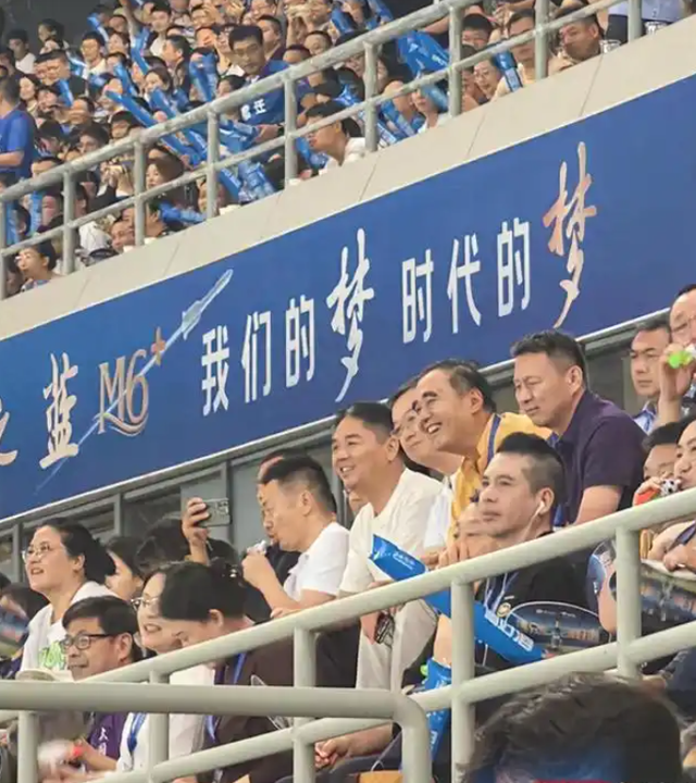 刘强东去看苏超了，喝着啤酒跳着舞，情绪好嗨，市长在旁边吹喇叭