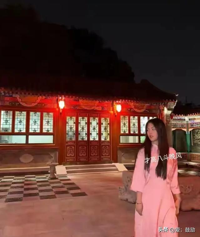 李湘的女儿王诗龄在自家北京小院拍照，配这个色调看上去有点吓人