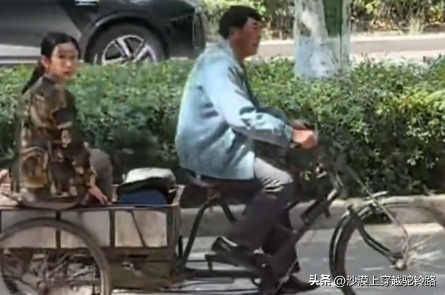 55岁张嘉益在西安骑三轮车，车上坐着秦海璐，民工的打扮很接地气
