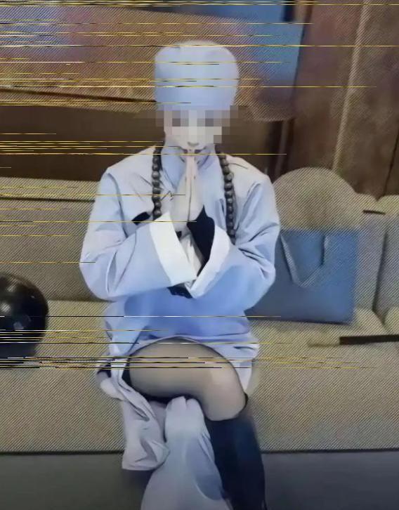 揭秘尼姑庵真相：表面佛门实则妓院，穿黑丝戴假发，香客人来人往