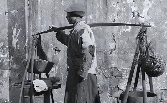 抗战时，一汉奸夜审地下党，拷打一半时忽发现，对方竟是自家亲戚