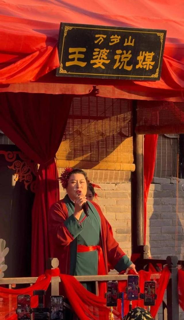 年入12.7亿、三年增长15倍：开封这座“武侠城”如何让游客心甘情愿“入局”？