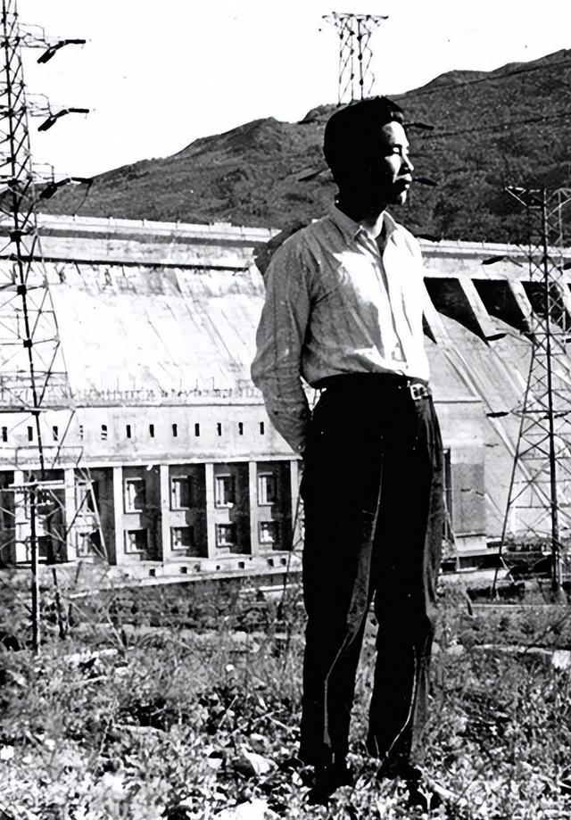 李鹏总理年轻时有多帅？1959年在吉林留影，31岁玉树临风气质不凡