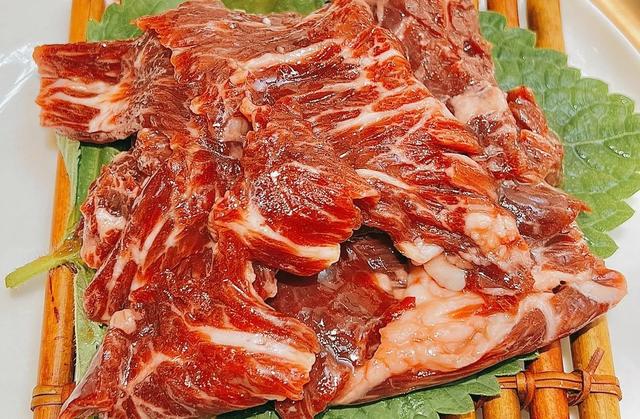 一口就爱上！烤肉店不同部位牛肉腌制法揭秘，轻松复刻美味