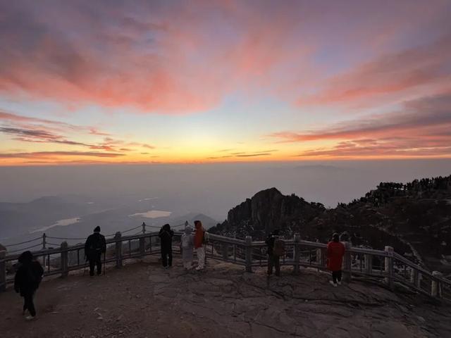 泰山云海 朝晖如画