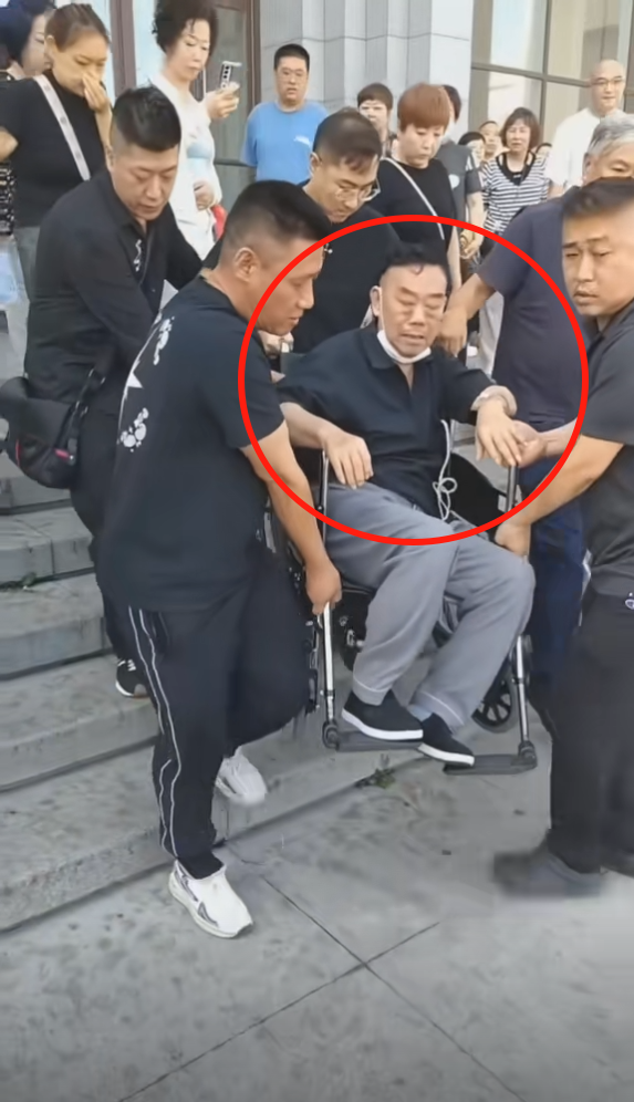 杨少华头七刚过，杨老三病重住院脸色极差，杨议漠不关心光顾着吃