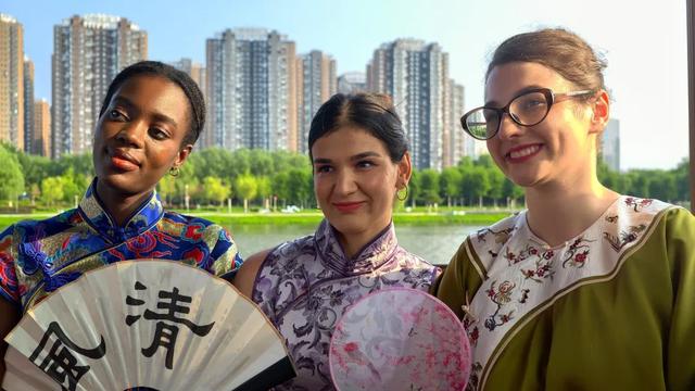 沈阳青年旗袍文化嘉年华系列活动之二 | 团市委开展“旗遇光影”留学生旗袍旅拍活动
