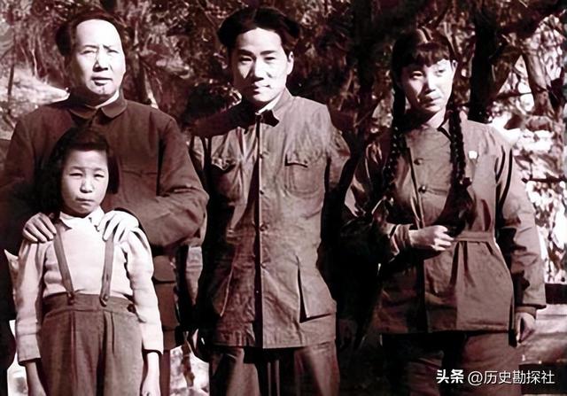 1962年，刘思齐和杨茂之新婚后，去看望毛主席，留下的珍贵合影
