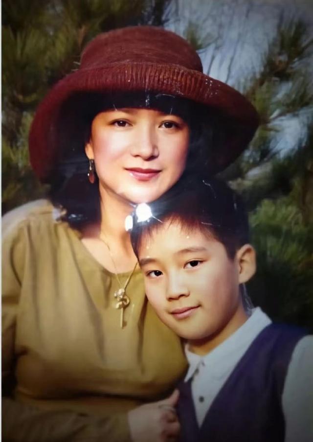 何晴住院照曝光，瘦了也浮肿了，与过往判若两人，好友曝去世细节