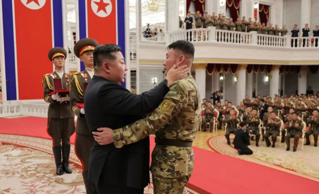 金正恩当众跪地哭红双眼，俄乌大决战在即？普京想拉中国入局被拒
