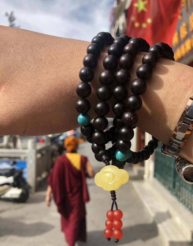 男人到了五六十岁，切忌戴天珠、青金，换成这些才不油腻显沉稳