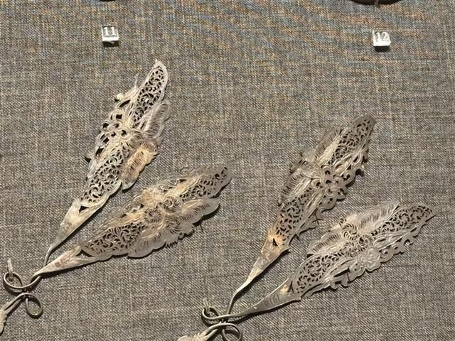 鎏金蔓草蝴蝶纹银钗 鬓边春色映花颜