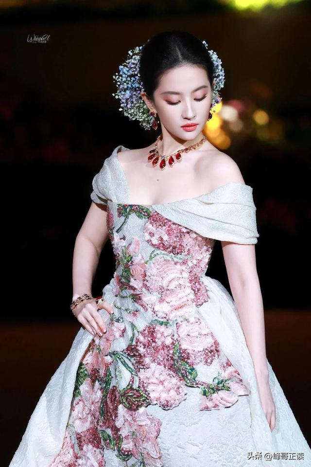 一场香港大火	，让大家看清38岁刘亦菲的“真面目”，赵立坚说对了