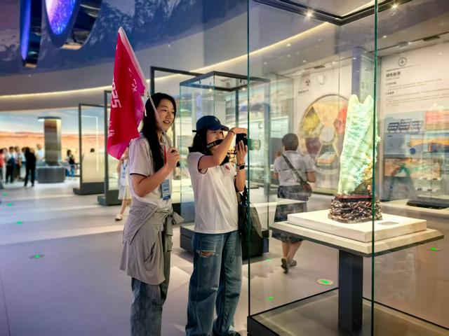 2025年海外华文教师研习班走进新疆地质矿产博物馆
