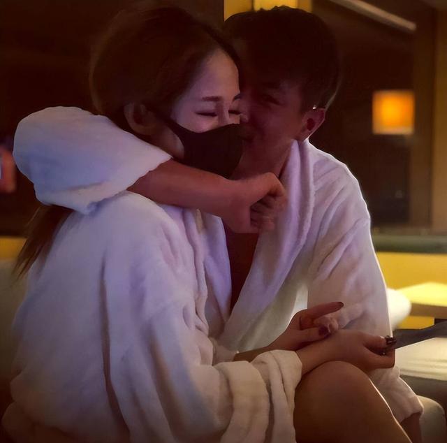 面相变了！下半身“贪婪”	、纵欲过度的萧亚轩，为自己的行为买单