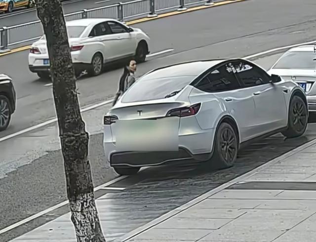 果然够硬！南充扎胎修车店重新开门	，做斜坡立牌子：“请勿泊车”