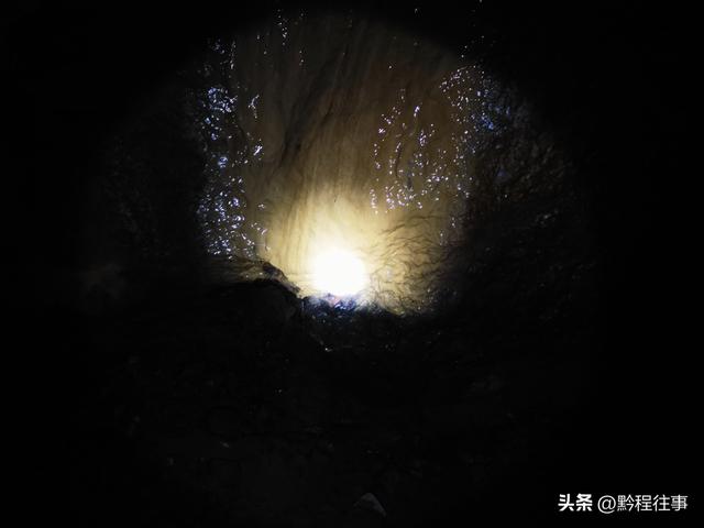 一个洞内烟云氤氲的躲匪洞，一个白练如幕的暗河瀑布