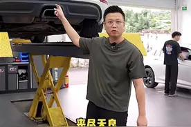 汽车维修出了名"天才"，维修保时捷变速箱异响，包上隔音棉收3万9图片
