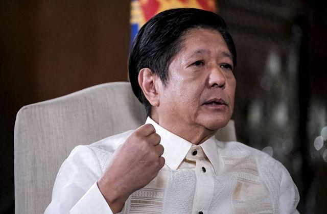 菲渔民突然掏出长刀，当面挑衅中国海警，我方反制没一个动作多余