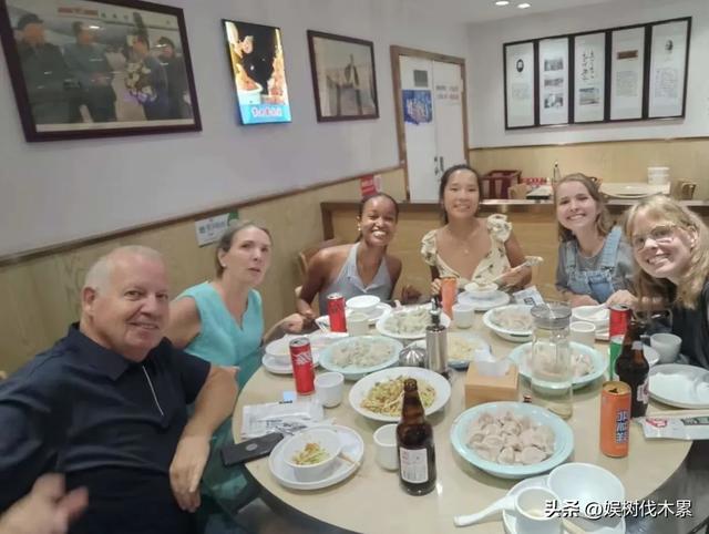 黄楼吃北京涮羊肉，翻译透露养父母有7个孩子，黄楼姐姐回应质疑