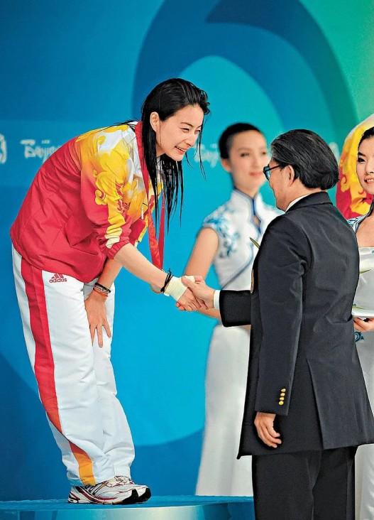 霍震霆没想到，44岁儿媳郭晶晶再次官宣喜讯，让整个阔太圈沉默了