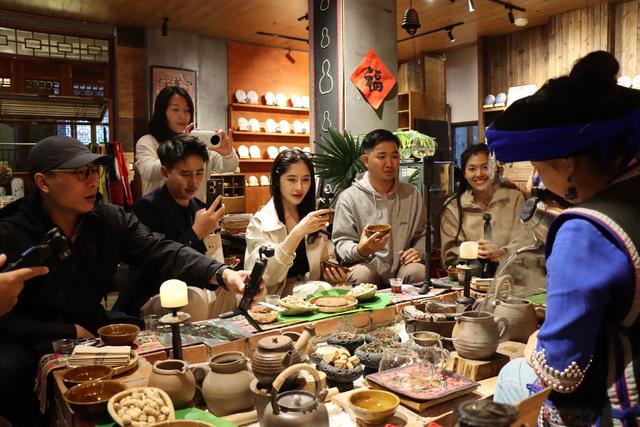 【坐上火车去云南】中外博主走进普洱，在茶咖香里邂逅“有一种叫云南的生活”