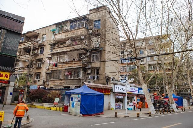 我给嫂子送孩子衣服，她刚出浴围着浴巾，红着脸让我进去喝水