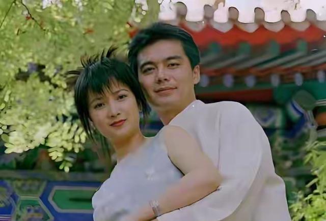 原来他是许亚军长子，神似前妻何晴，如今名校毕业已成父亲的骄傲