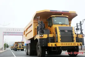 国产整车经东兴口岸驶入越南市场图片