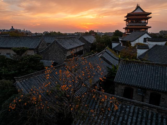 古城的秋天，连晚霞都带着千年的温柔