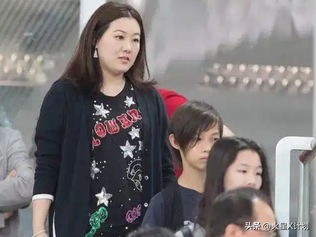 恩爱了23年，73岁的梁锦松开始衰老萎缩，47岁的伏明霞正绚烂如花