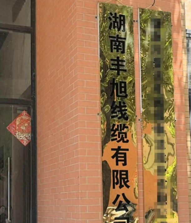 湖南电视台记者被打后续：摄像机被砸，打人者态度嚣张，背景被扒