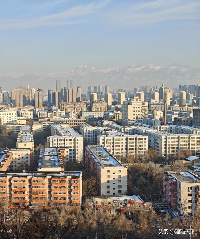 乌市鲤鱼山公园，从西门进去绕一大圈得有一小时，经过观景亭