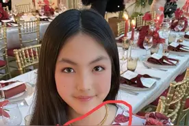 王诗龄参加晚宴，合照的2个帅哥真帅，其中一个手搭在王诗龄肩膀图片