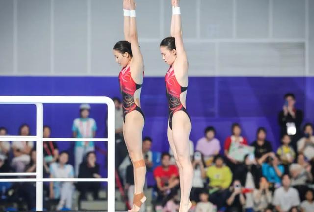 全红婵冲击第二金!没想到被陈芋汐超越,谁注意到场边陈若琳表情