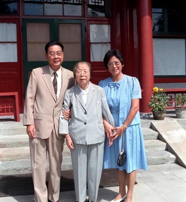 李鹏总理年轻时有多帅？1959年在吉林留影，31岁玉树临风气质不凡 第9张