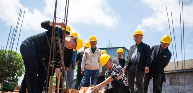 中央再提“涨工资”！2026年工资上调在即	，哪些人享受，普调吗？