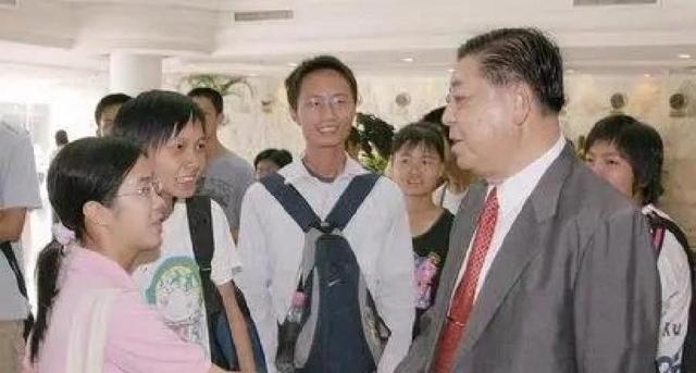 从县委书记直升省委书记，升迁堪比“坐火箭”，一生政绩斐然！