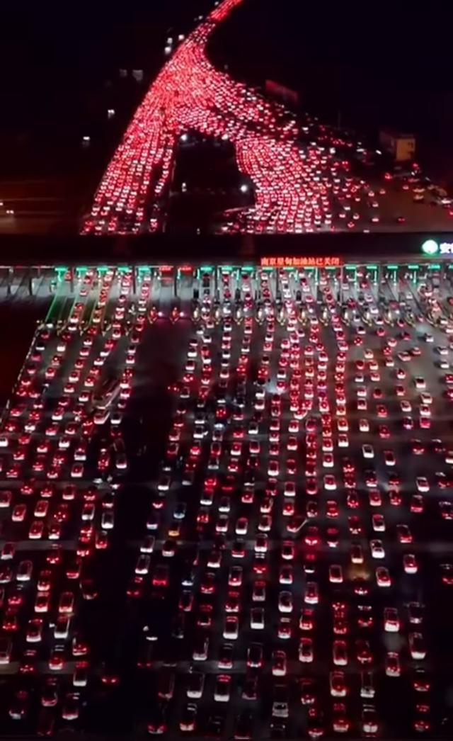 国庆的道路，头顶是航拍奇观“鸳鸯锅”，脚下是180公里的停车场