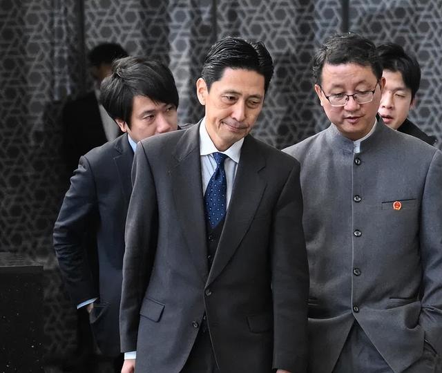日本要求中国解释双手插兜！中方果断回应：现场大多数是日本媒体