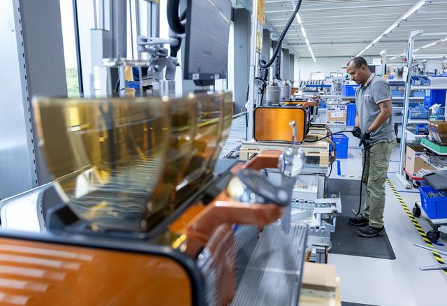 特朗普收下这份"黄金大礼"后：瑞士关税一夜降24%，背后真相惊人