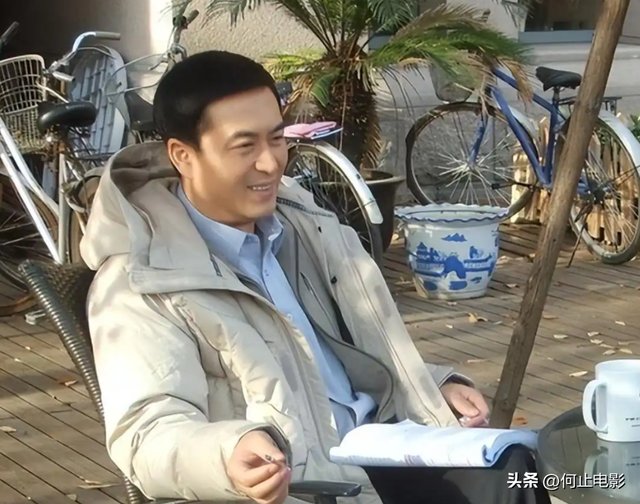 钱再多有什么用！55岁张嘉译现状曝光，病情严重到连走路都站不直