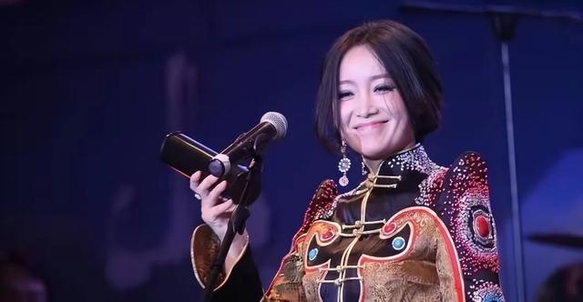 她5次上春晚，被恩师骗怀孕，自杀未遂不幸流产，57岁却依旧单身