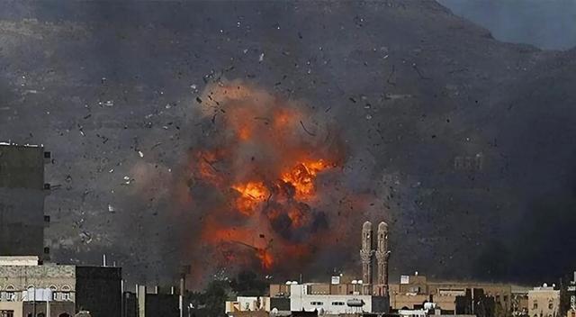 沙特不宣而战猛烈轰炸，多款战机连续发射炸弹，打破中东平静