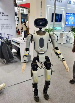 被夸“万能”的人形机器人，从围着家务转到省时间，家务干得咋样