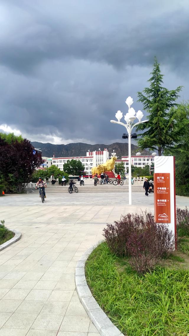拉萨药王山北面团结公园，今年新竣工开放，雨中漫步眺望布达拉宫
