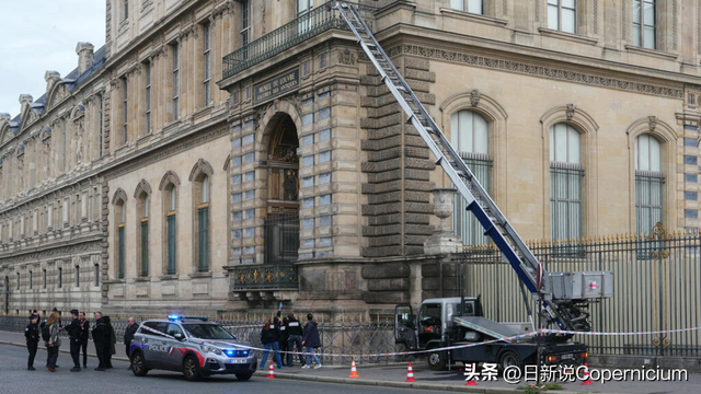 法国卢浮宫新“景点”诞生：游客蜂拥而入，争看贼破窗