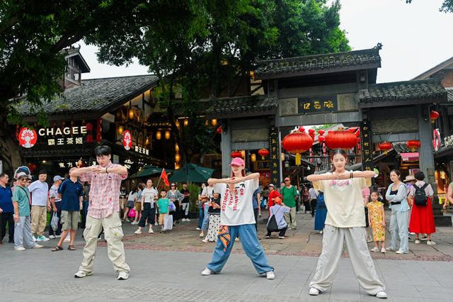 “来宜泸 耍一路”！宜宾、泸州来渝广发邀请函 “房车巡游快闪”燃动山城