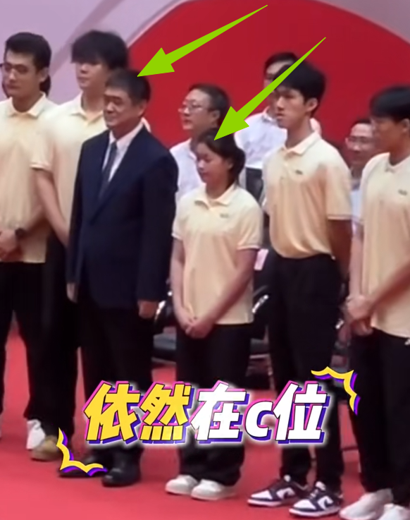 全红婵参加开学典礼，身体发育明显，网友：这么胖，好好读书吧！