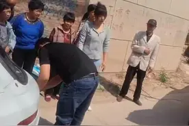 轿车托底车轮悬空 河间数十位村民合力相助将车拖出图片